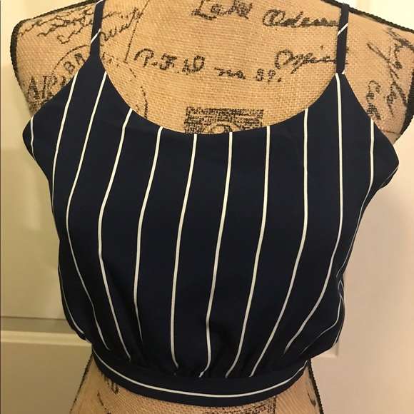 unbranded Tops - 🎉Beautiful Spaghetti Strap Sleeveless Crop Top🎉